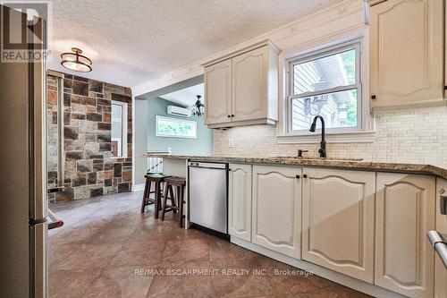 29 Wesley Avenue, Mississauga, ON - Indoor Photo Showing Kitchen With Upgraded Kitchen