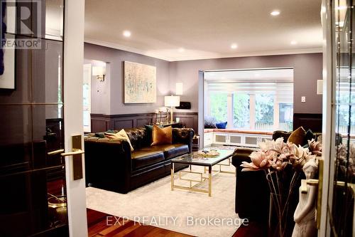 1004 Caldwell Avenue, Mississauga, ON - Indoor Photo Showing Living Room