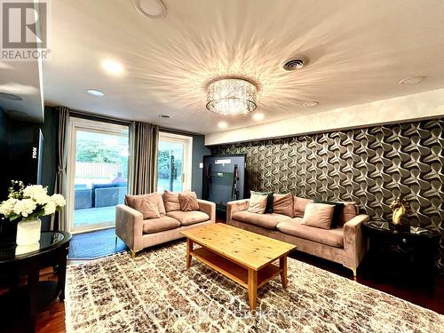 1004 Caldwell Avenue, Mississauga, ON - Indoor Photo Showing Living Room