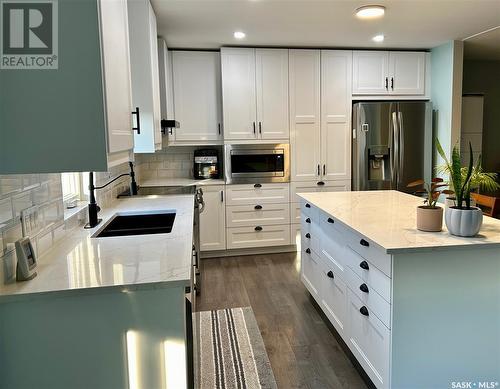 1323 Spadina Street, Moose Jaw, SK - Indoor Photo Showing Kitchen With Double Sink With Upgraded Kitchen