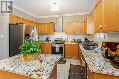 3856 Arbourview Terrace, Mississauga, ON - Indoor Photo Showing Kitchen With Double Sink With Upgraded Kitchen