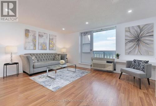 1013 - 6720 Glen Erin Drive, Mississauga, ON - Indoor Photo Showing Living Room