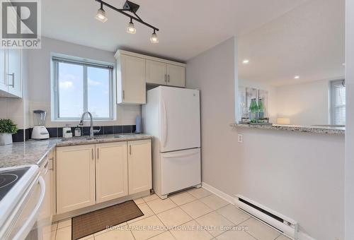 1013 - 6720 Glen Erin Drive, Mississauga, ON - Indoor Photo Showing Kitchen