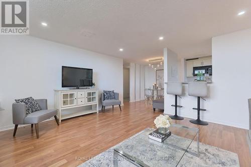 1013 - 6720 Glen Erin Drive, Mississauga, ON - Indoor Photo Showing Living Room