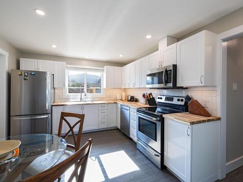 409 Linden Ave, Kamloops, BC - Indoor Photo Showing Kitchen With Double Sink