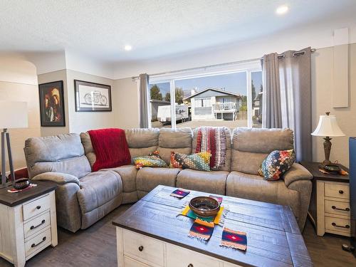 409 Linden Ave, Kamloops, BC - Indoor Photo Showing Living Room