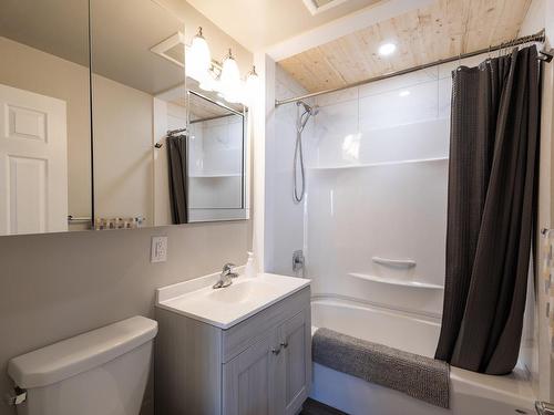 409 Linden Ave, Kamloops, BC - Indoor Photo Showing Bathroom