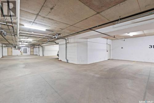 21 103 Willis Crescent, Saskatoon, SK - Indoor Photo Showing Garage