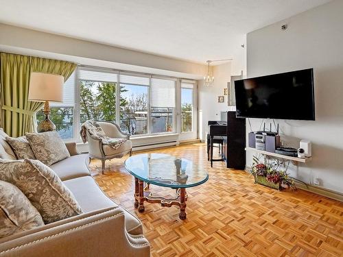 Salon - 204-18 Ch. Du Bord-Du-Lac-Lakeshore, Pointe-Claire, QC - Indoor Photo Showing Living Room