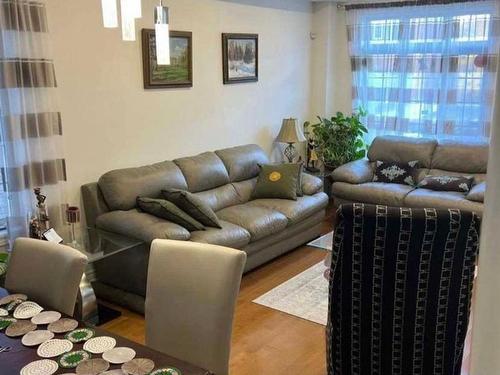 Upper-3884 Bloomington Cres, Mississauga, ON - Indoor Photo Showing Living Room