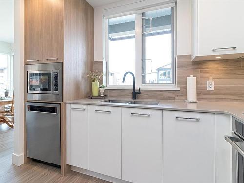 402-960 Reunion Ave, Langford, BC - Indoor Photo Showing Kitchen With Double Sink With Upgraded Kitchen