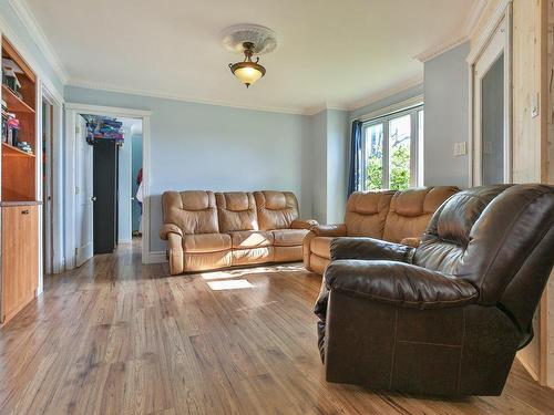 Living room - 665 Rue Principale, Saint-Paul-De-L'Île-Aux-Noix, QC - Indoor Photo Showing Living Room