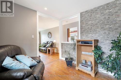 27 Hines Crescent, London, ON - Indoor Photo Showing Living Room