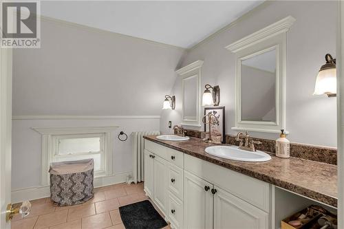 38 Elm Street, Cornwall, ON - Indoor Photo Showing Bathroom