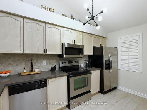 164-85 Bristol Rd E, Mississauga, ON - Indoor Photo Showing Kitchen With Stainless Steel Kitchen