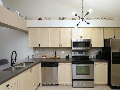 164-85 Bristol Rd E, Mississauga, ON - Indoor Photo Showing Kitchen With Stainless Steel Kitchen With Double Sink