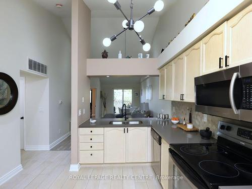 164-85 Bristol Rd E, Mississauga, ON - Indoor Photo Showing Kitchen With Double Sink