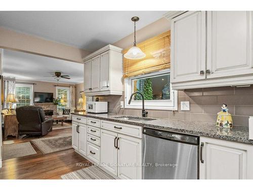 44 Southcrest Dr, Greater Napanee, ON - Indoor Photo Showing Kitchen With Upgraded Kitchen