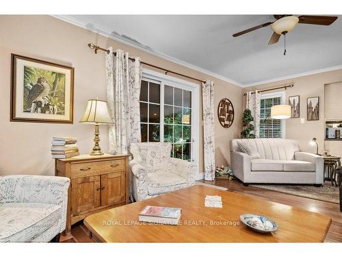 44 Southcrest Dr, Greater Napanee, ON - Indoor Photo Showing Living Room