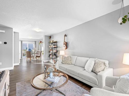 Q72-750 Lawrence St, Cambridge, ON - Indoor Photo Showing Living Room