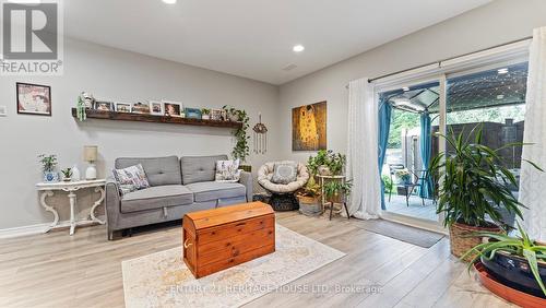 9 - 992 Windham Centre Road, Norfolk, ON - Indoor Photo Showing Living Room