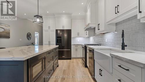 39 Gibbons Street, Norfolk, ON - Indoor Photo Showing Kitchen With Upgraded Kitchen