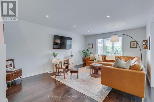 10 Fraser Drive, Stratford, ON - Indoor Photo Showing Living Room