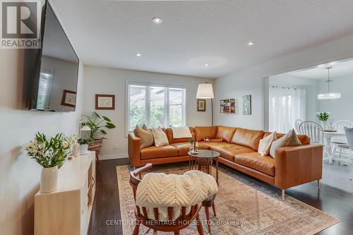 10 Fraser Drive, Stratford, ON - Indoor Photo Showing Living Room