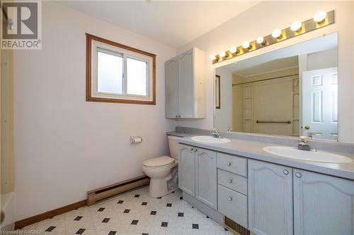 2543 3Rd Avenue E, Owen Sound, ON - Indoor Photo Showing Bathroom