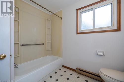 2543 3Rd Avenue E, Owen Sound, ON - Indoor Photo Showing Bathroom