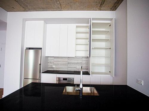 Kitchen - 2802-2320 Rue Tupper, Montréal (Ville-Marie), QC - Indoor Photo Showing Kitchen With Double Sink With Upgraded Kitchen