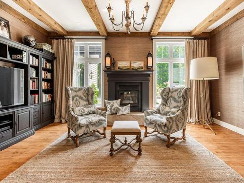 BibliothÃ¨que - 8 Rue Royalview, Hudson, QC - Indoor Photo Showing Living Room With Fireplace