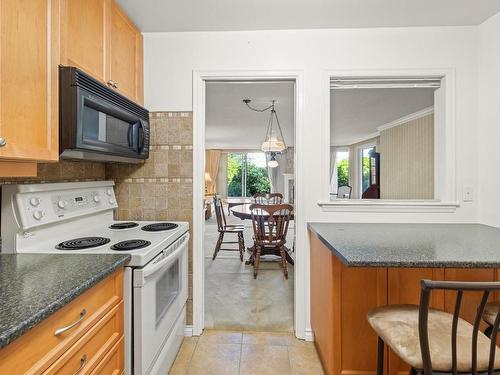 103-1375 Newport Ave, Oak Bay, BC - Indoor Photo Showing Kitchen