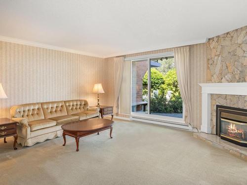 103-1375 Newport Ave, Oak Bay, BC - Indoor Photo Showing Living Room With Fireplace