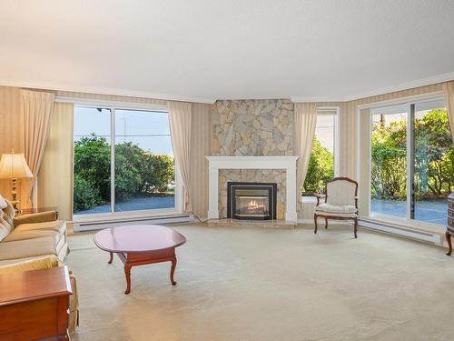 103-1375 Newport Ave, Oak Bay, BC - Indoor Photo Showing Living Room With Fireplace