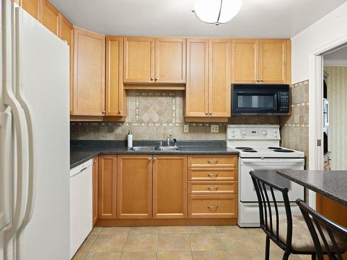 103-1375 Newport Ave, Oak Bay, BC - Indoor Photo Showing Kitchen With Double Sink