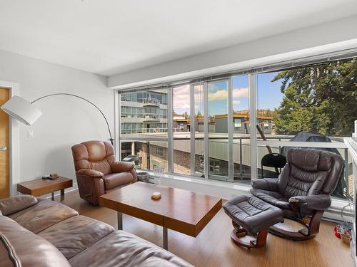 313-2745 Veterans Memorial Pkwy, Langford, BC - Indoor Photo Showing Living Room