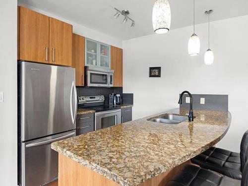 313-2745 Veterans Memorial Pkwy, Langford, BC - Indoor Photo Showing Kitchen With Double Sink With Upgraded Kitchen