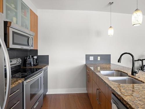 313-2745 Veterans Memorial Pkwy, Langford, BC - Indoor Photo Showing Kitchen With Double Sink