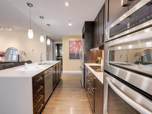 206-999 Burdett Ave, Victoria, BC - Indoor Photo Showing Kitchen With Upgraded Kitchen