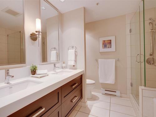 206-999 Burdett Ave, Victoria, BC - Indoor Photo Showing Bathroom