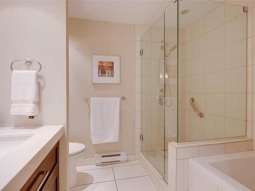 206-999 Burdett Ave, Victoria, BC - Indoor Photo Showing Bathroom