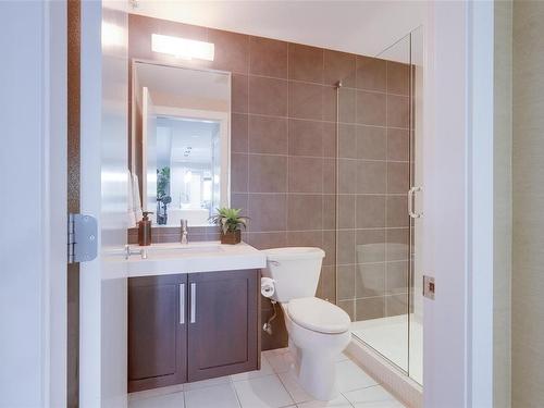 206-999 Burdett Ave, Victoria, BC - Indoor Photo Showing Bathroom