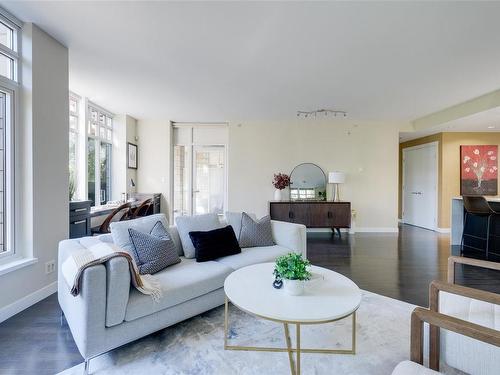 206-999 Burdett Ave, Victoria, BC - Indoor Photo Showing Living Room