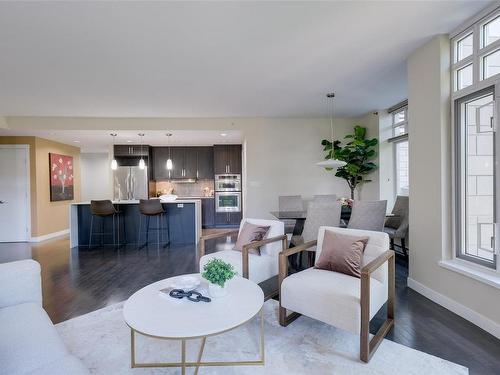 206-999 Burdett Ave, Victoria, BC - Indoor Photo Showing Living Room