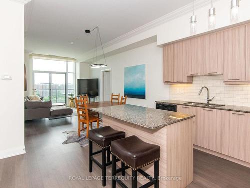 1207-35 Fontenay Crt, Toronto, ON - Indoor Photo Showing Kitchen With Upgraded Kitchen