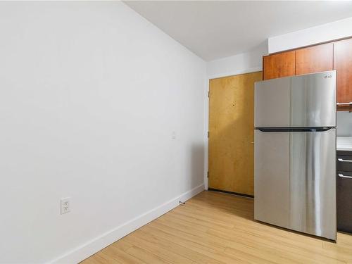 207-356 Gorge Rd East, Victoria, BC - Indoor Photo Showing Kitchen