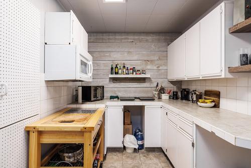 3083 Harwood Road, Lake Country, BC - Indoor Photo Showing Kitchen