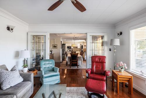 3083 Harwood Road, Lake Country, BC - Indoor Photo Showing Living Room