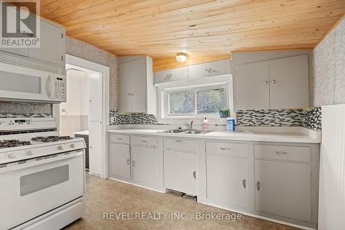 371 Pihach Street, Pelham, ON - Indoor Photo Showing Kitchen With Double Sink